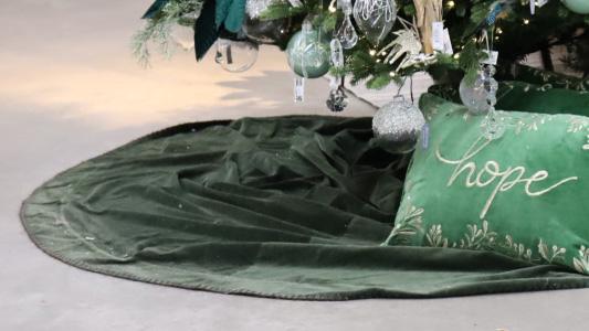 Tree Skirts, Stockings & Pillows